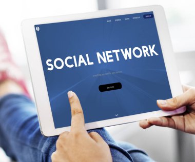 kişi holding dijital tablet