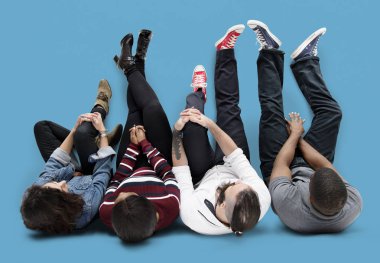 katta oturan insanlar 