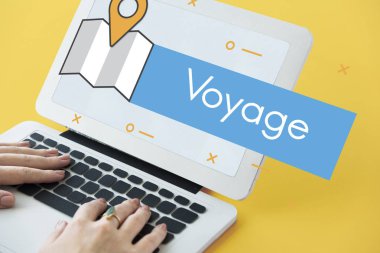 Dizüstü bilgisayarda yazan kadın klavyesi