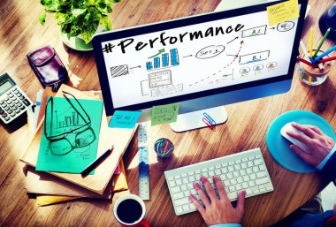 Bilgisayar kullanan bir iş adamı  