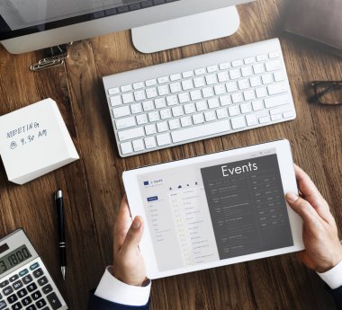 Dijital tablet kullanan işadamı 