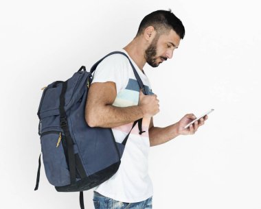 adam akıllı telefon kullanma sırt çantası ile