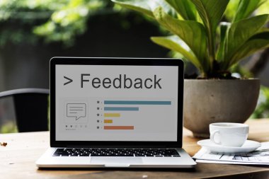 ahşap masa üstünde açılan laptop