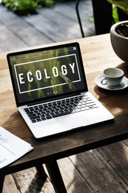 Açık tablo üstünde laptop