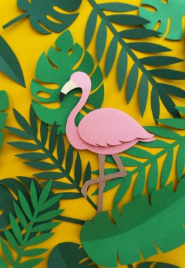 yaprakları ve origami pembe flamingo