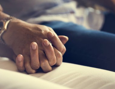  El ele tutuşan çift