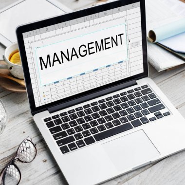 ahşap masa üstünde açılan laptop