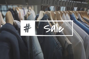 Moda mağaza giysileri ile