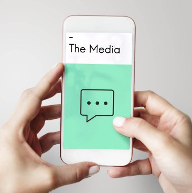 Elinde insan holding cep telefonu 