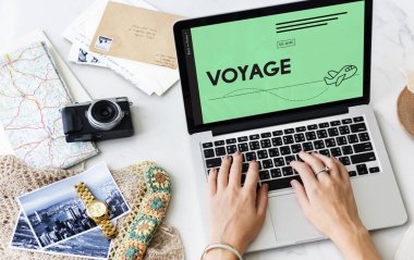 Dizüstü bilgisayarda çalışan kadın