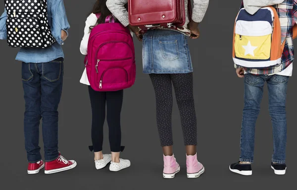 Crianças em idade escolar usando mochilas — Fotografia de Stock