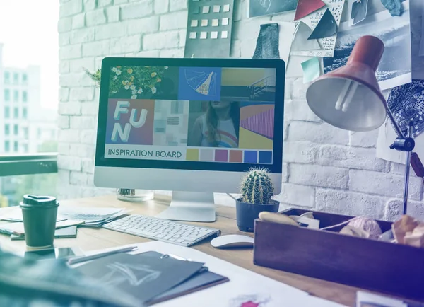 Monitor de ordenador en el lugar de trabajo del diseñador —  Fotos de Stock