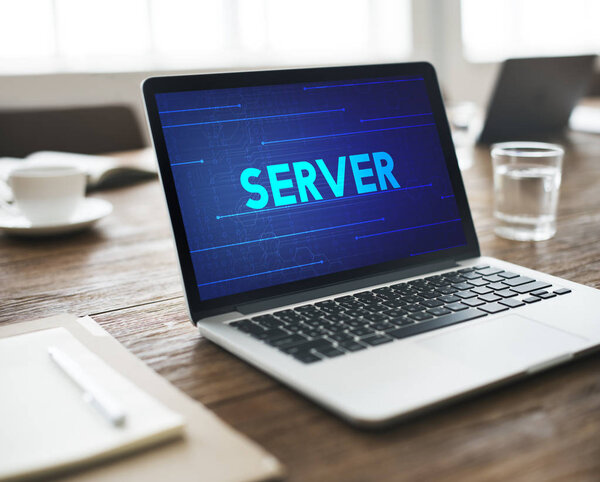 ноутбук на рабочем столе
 