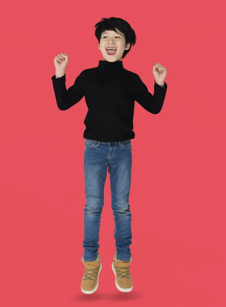 Glada asiatiska pojke hoppning — Stockfoto