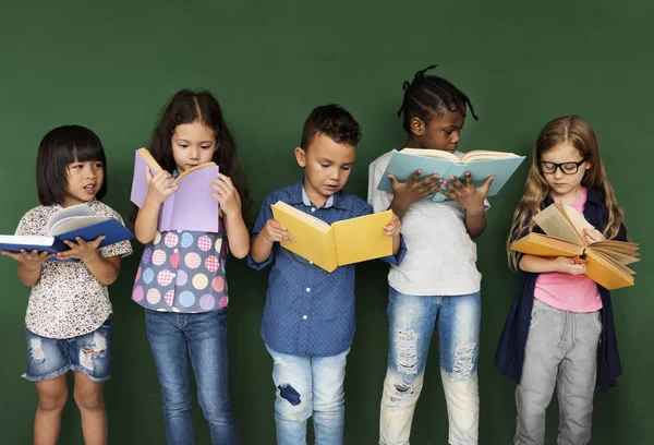 Adorables enfants avec des livres — Photo