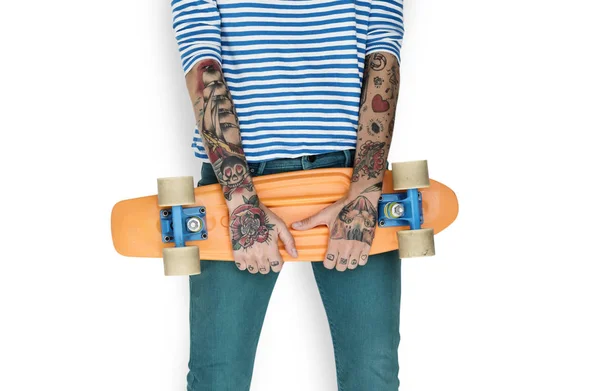 Donna che tiene Skateboard — Foto Stock