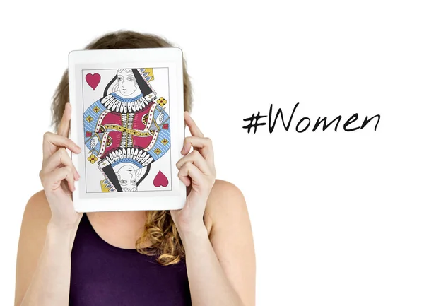 Mujer sosteniendo la tableta digital que cubre la cara —  Fotos de Stock