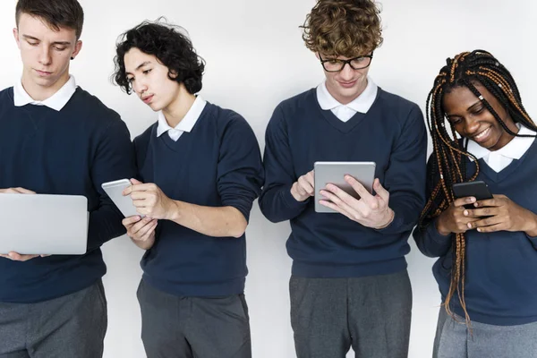 Estudantes que utilizam dispositivos digitais — Fotografia de Stock