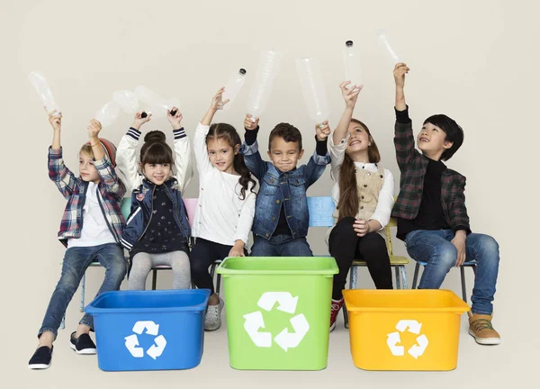 Kinderen houden van plastic flessen — Stockfoto