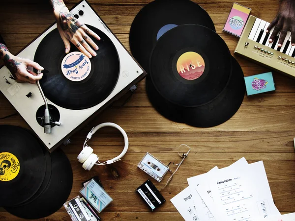 Músicos mezclando discos — Foto de Stock