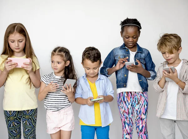 Diversidad de niños utilizando dispositivos digitales — Foto de Stock