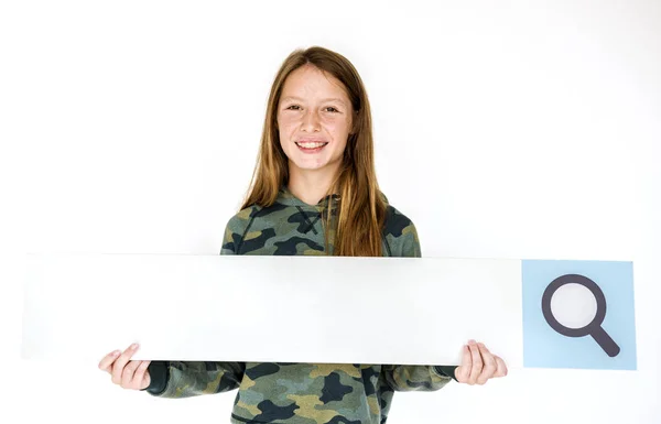 Adolescente menina segurando barra de pesquisa — Fotografia de Stock