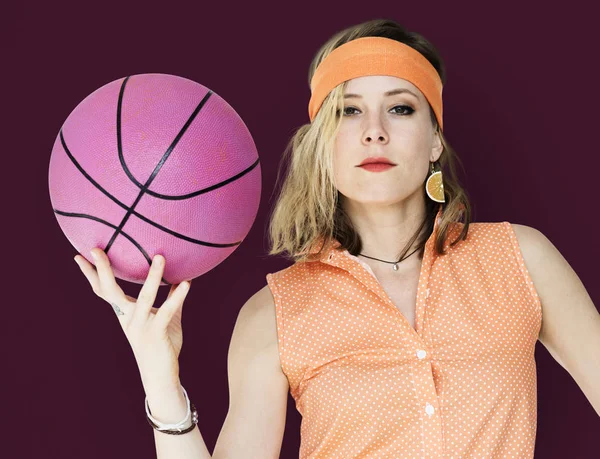 Жінка холдингу баскетбол — стокове фото