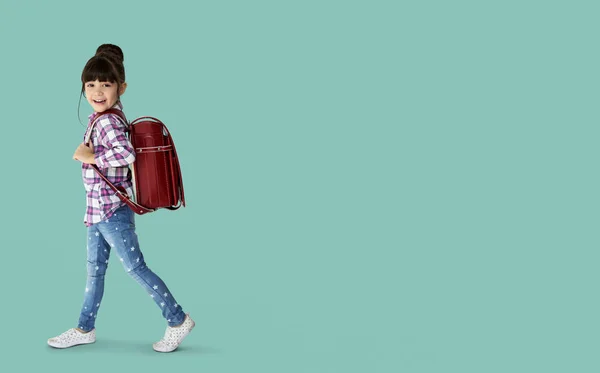 Menina caucasiana andando com mochila — Fotografia de Stock