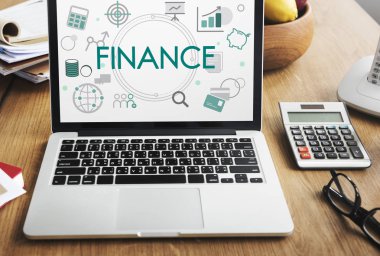 nesneleri ve masa üstünde laptop