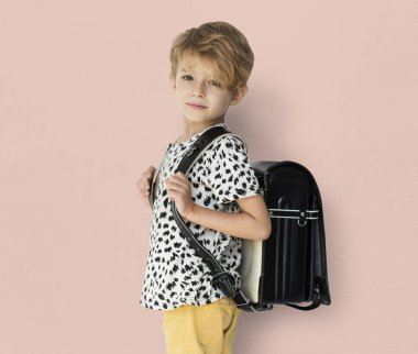 sırt çantası ile sarışın sevimli çocuk