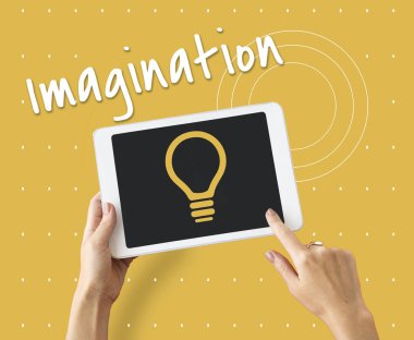 kişi holding dijital tablet