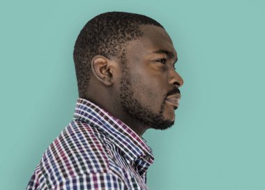 genç siyah elbise adam