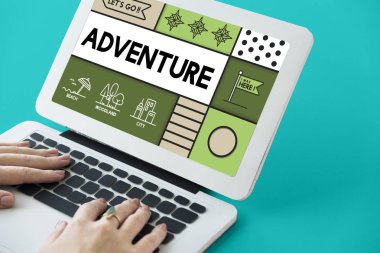 Eller dizüstü bilgisayarda çalışıyor