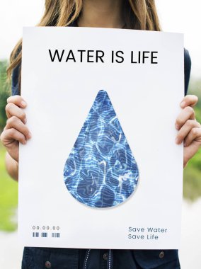 su damlası ile banner tutan kadın