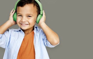 Kulaklıklar giyen genç Asyalı çocuk