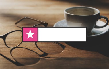 fincan kahve ve gözlük 