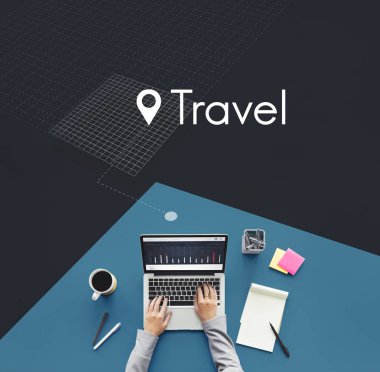 Dizüstü bilgisayarda yazan kişi