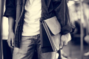 Casual adam holding çanta