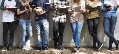 Arkadaşlar birlikte vakit geçiriyorlar.