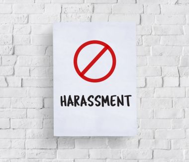 Beyaz tuğla duvara afiş