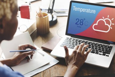 Dizüstü bilgisayarda çalışan Afrikalı Kadın 