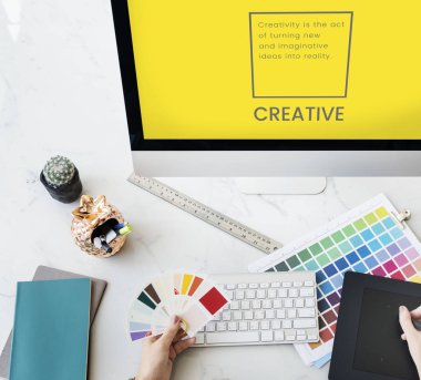 tasarımcı grafik tablası üzerinde çizim