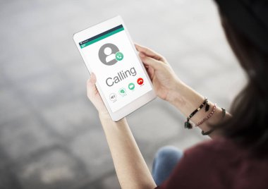 Dijital tablet tutan kadın