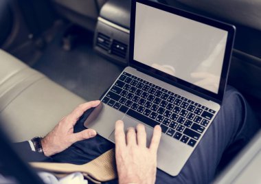 Tipik dizüstü klavye üzerinde işadamı