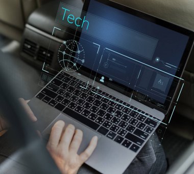 tipik dizüstü klavye üzerinde işadamı