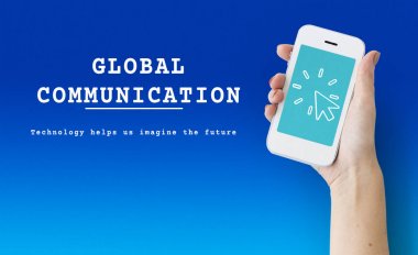 Akıllı telefon kullanan kişi.