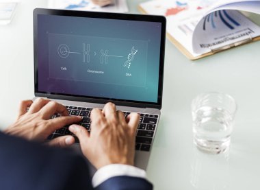 Bilgisayarla çalışan bir iş adamı