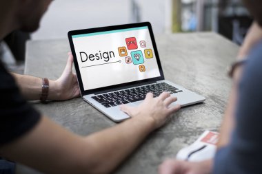 adam gösteren dizüstü bilgisayar monitörü