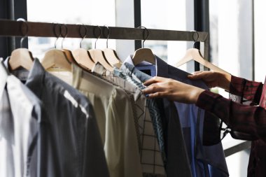 Kıyafet seçen moda tasarımcısı
