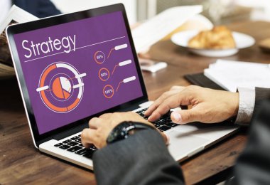 tipik dizüstü klavye üzerinde işadamı